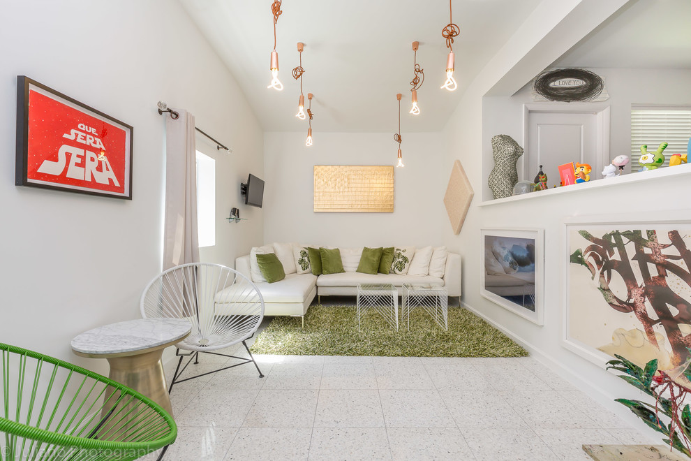 Стильный дизайн: маленькая изолированная гостиная комната в современном стиле для на участке и в саду - последний тренд