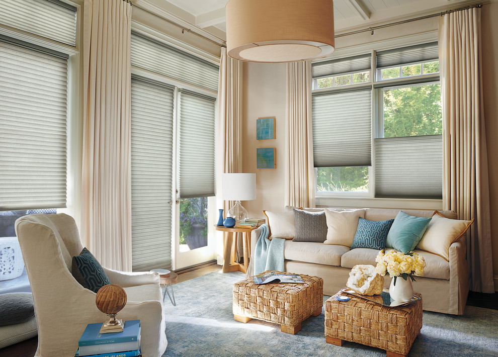 Стильный дизайн: изолированная гостиная комната среднего размера в стиле неоклассика (современная классика) с бежевыми стенами, светлым паркетным полом и коричневым полом - последний тренд