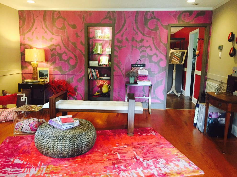 Cette photo montre un salon tendance avec un sol en bois brun et un mur violet.