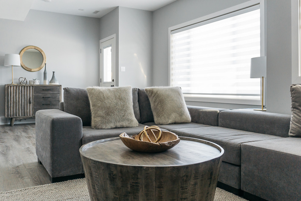 Mittelgroßes, Offenes Modernes Wohnzimmer ohne Kamin mit freistehendem TV in Calgary