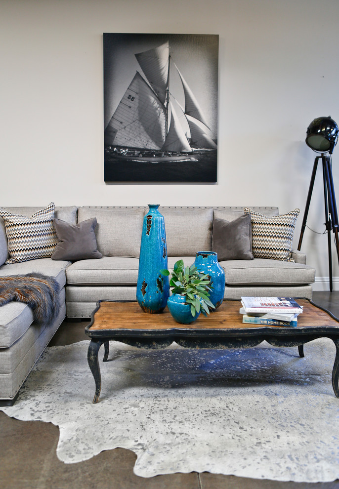 Источник вдохновения для домашнего уюта: парадная, изолированная гостиная комната среднего размера в стиле неоклассика (современная классика) с серыми стенами, бетонным полом и коричневым полом без камина, телевизора