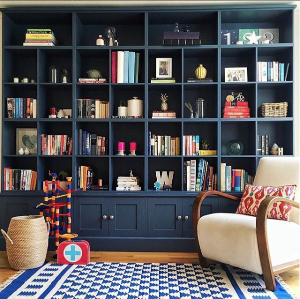 Inredning av ett modernt mellanstort separat vardagsrum, med ett bibliotek, blå väggar, ljust trägolv och blått golv