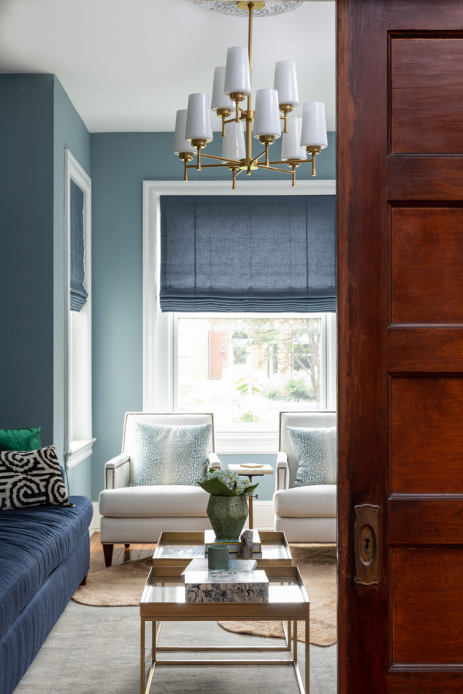 Пример оригинального дизайна: парадная, открытая гостиная комната среднего размера в стиле неоклассика (современная классика) с синими стенами, паркетным полом среднего тона и коричневым полом без камина, телевизора