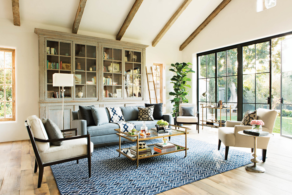 Großes, Repräsentatives, Fernseherloses, Abgetrenntes Klassisches Wohnzimmer mit beiger Wandfarbe und braunem Holzboden in Los Angeles
