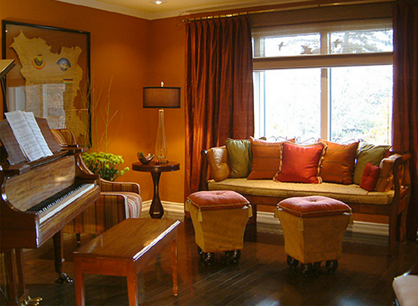 Пример оригинального дизайна: большая открытая гостиная комната в стиле фьюжн с музыкальной комнатой, оранжевыми стенами и темным паркетным полом