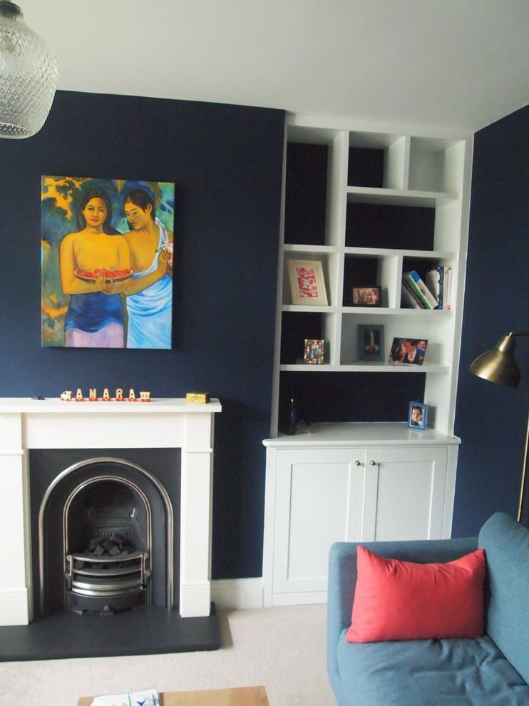 Modern inredning av ett mellanstort separat vardagsrum, med ett finrum, blå väggar, heltäckningsmatta, en standard öppen spis och en spiselkrans i sten