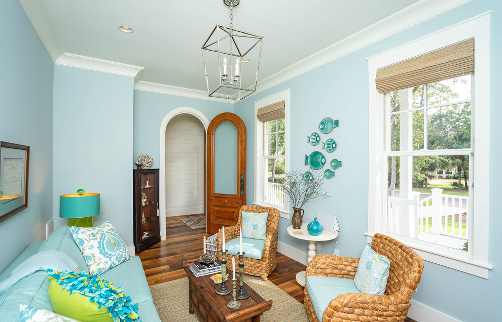 Repräsentatives, Abgetrenntes, Großes, Fernseherloses Maritimes Wohnzimmer ohne Kamin mit blauer Wandfarbe, braunem Holzboden und braunem Boden in Atlanta