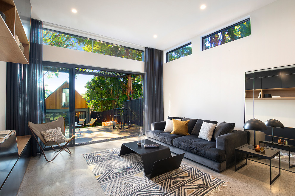 Fernseherloses, Offenes, Repräsentatives Modernes Wohnzimmer ohne Kamin mit weißer Wandfarbe, Betonboden und grauem Boden in Sydney