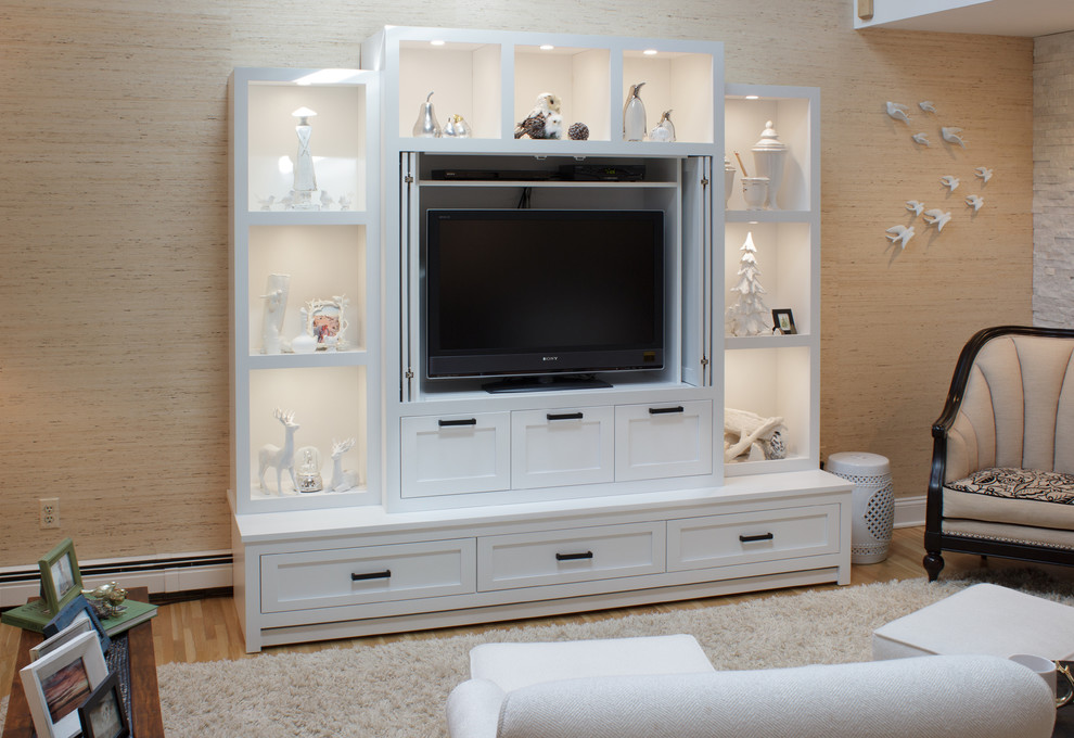 Пример оригинального дизайна: открытая гостиная комната среднего размера в стиле неоклассика (современная классика) с бежевыми стенами, светлым паркетным полом, двусторонним камином и скрытым телевизором