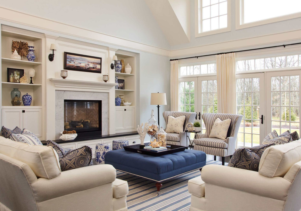 Repräsentatives, Fernseherloses Maritimes Wohnzimmer mit blauer Wandfarbe und Kamin in Orange County