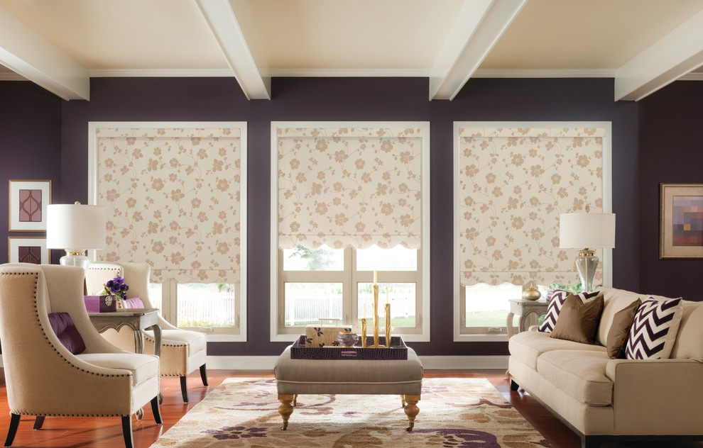 На фото: большая парадная, изолированная гостиная комната в стиле шебби-шик с фиолетовыми стенами с
