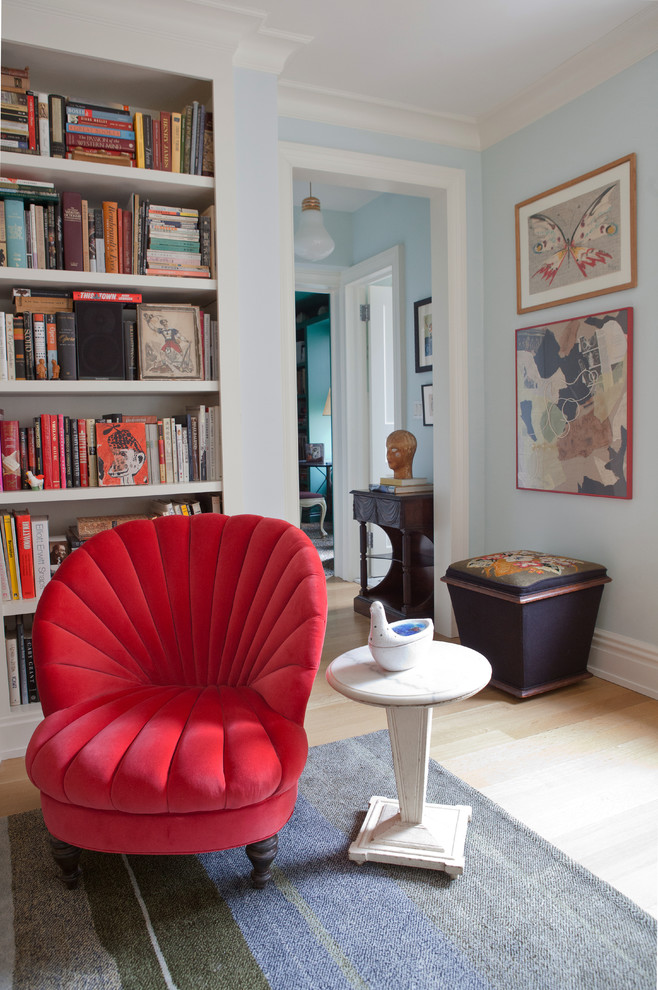 Foto di un soggiorno contemporaneo di medie dimensioni e chiuso con libreria, pareti blu, parquet chiaro, nessun camino e nessuna TV