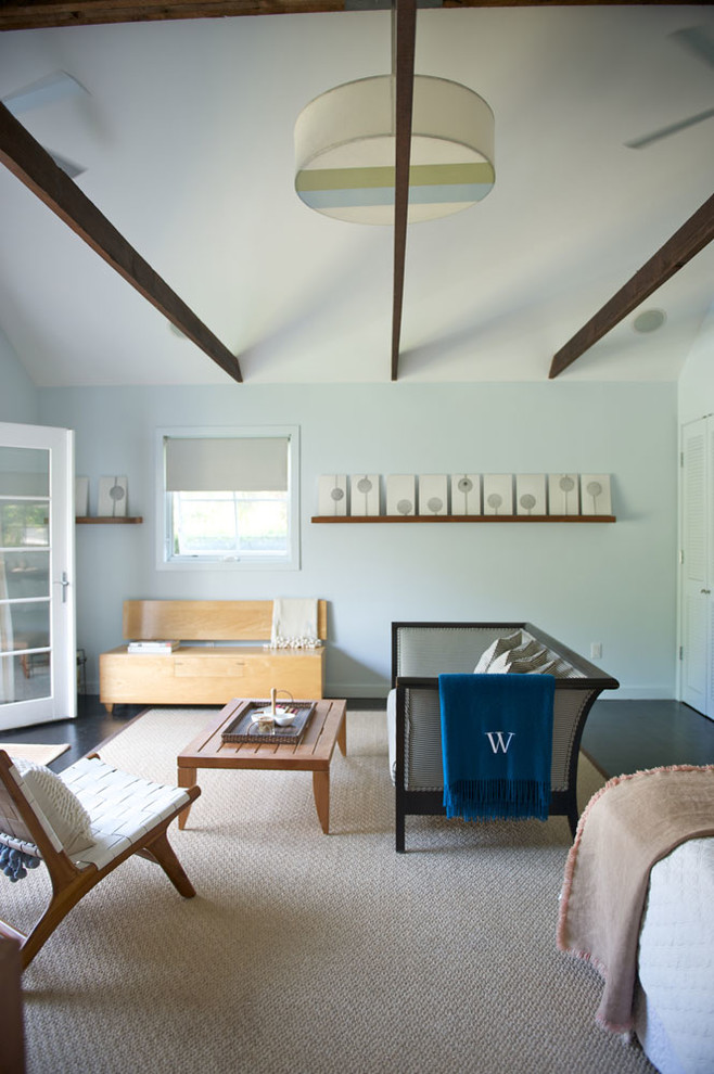 На фото: парадная, изолированная гостиная комната среднего размера в современном стиле с синими стенами и темным паркетным полом без камина, телевизора с