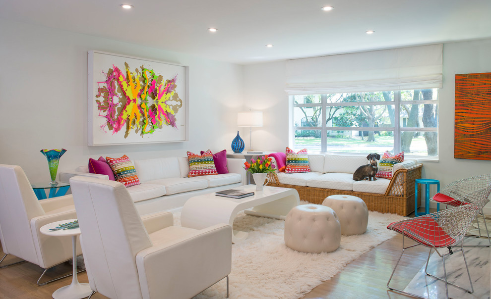 Esempio di un soggiorno design di medie dimensioni e aperto con pareti bianche, pavimento in legno massello medio e pavimento marrone