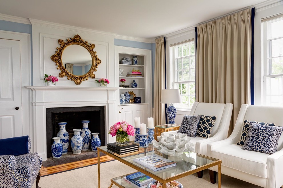 Пример оригинального дизайна: парадная гостиная комната в стиле неоклассика (современная классика) с синими стенами, паркетным полом среднего тона и стандартным камином