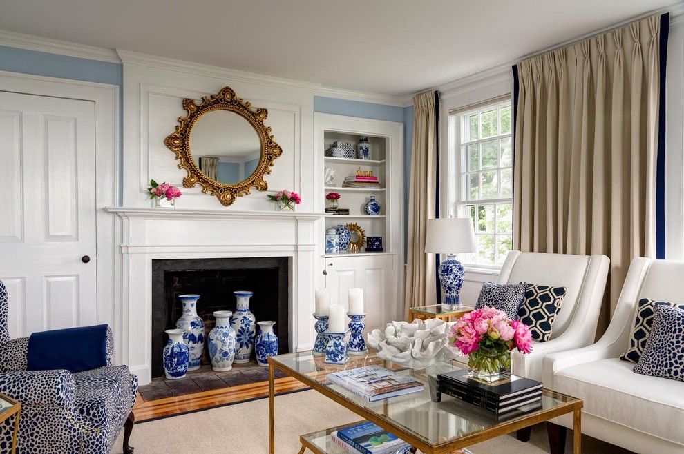 Modelo de salón clásico con paredes azules, todas las chimeneas y cortinas