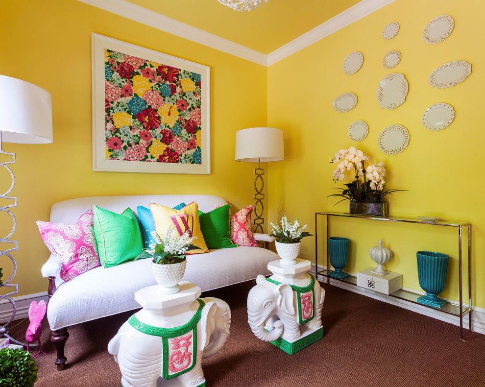 На фото: гостиная комната в стиле фьюжн с желтыми стенами с