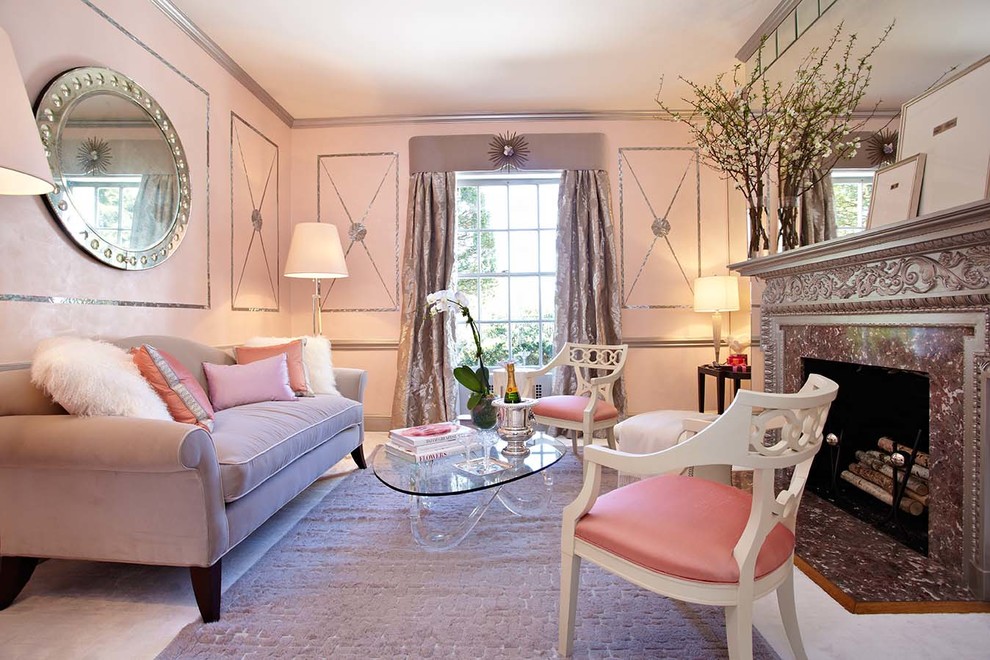 Esempio di un soggiorno minimal di medie dimensioni con sala formale, pareti rosa e camino classico