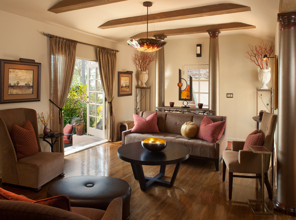 Foto de salón abierto actual de tamaño medio sin chimenea con paredes beige, suelo de madera oscura y suelo marrón