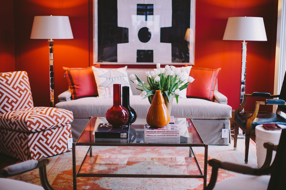 Пример оригинального дизайна: изолированная гостиная комната в стиле неоклассика (современная классика) с красными стенами и темным паркетным полом