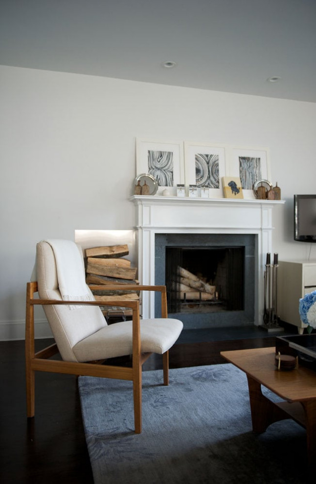 Immagine di un soggiorno design di medie dimensioni e aperto con camino classico