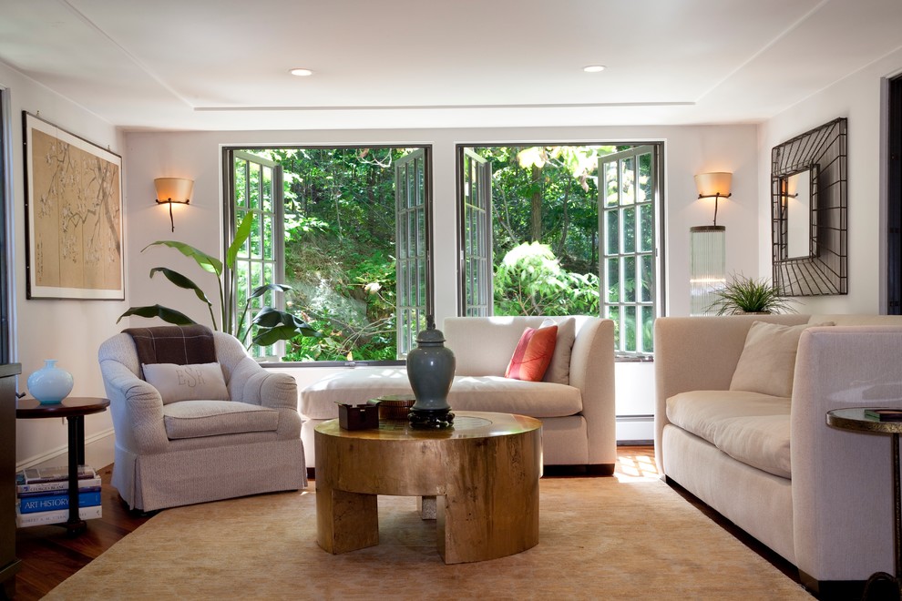 Пример оригинального дизайна: парадная, открытая гостиная комната в классическом стиле с белыми стенами и ковровым покрытием без телевизора