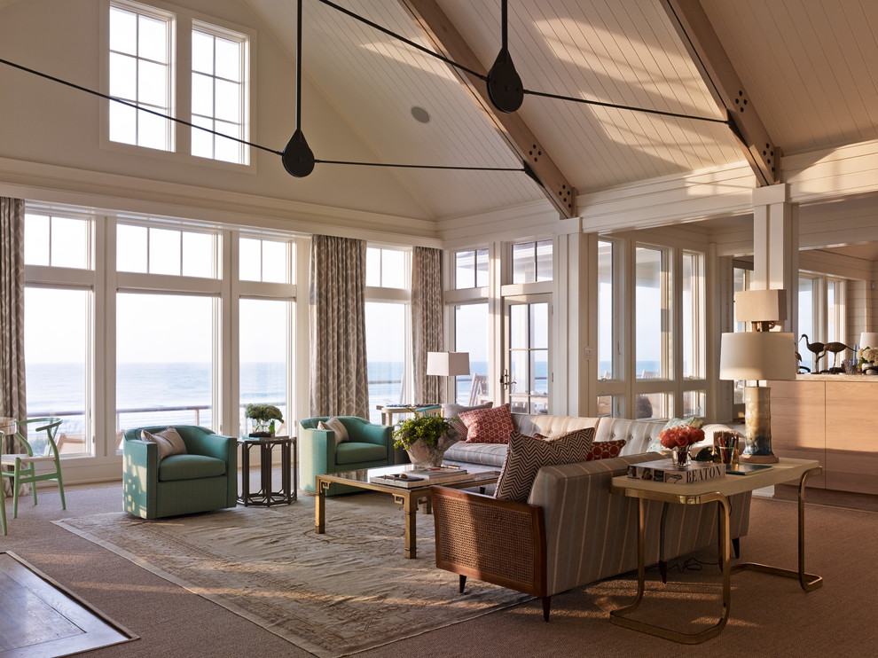 Свежая идея для дизайна: открытая гостиная комната в морском стиле с белыми стенами, ковровым покрытием и коричневым полом - отличное фото интерьера