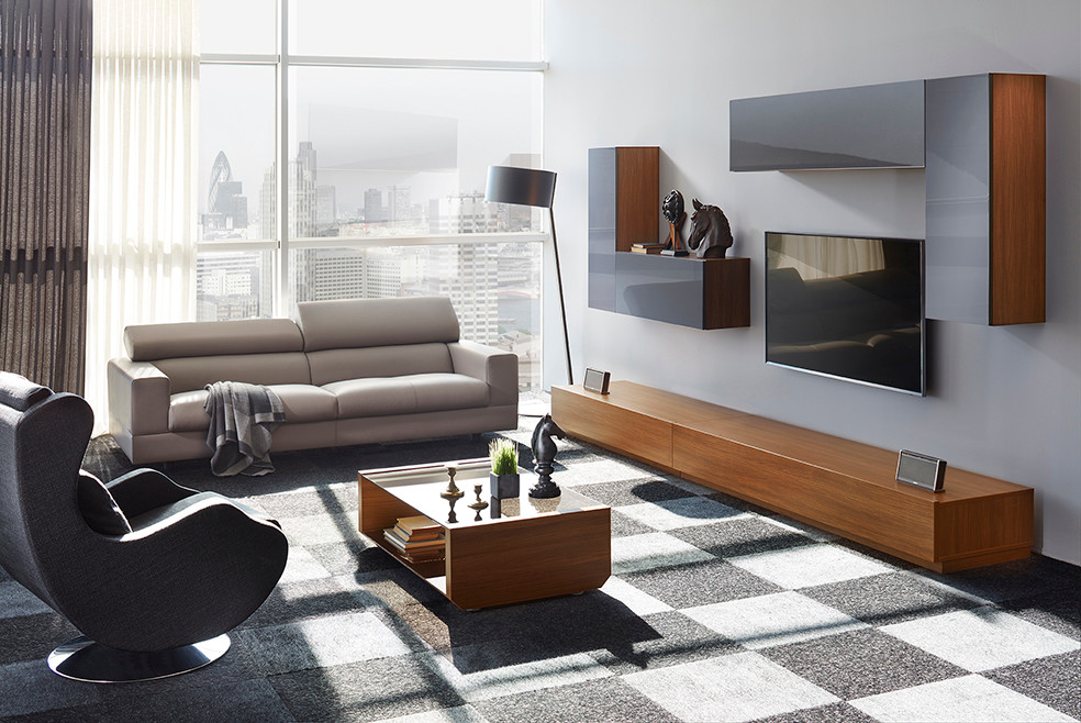 Mittelgroßes, Offenes Modernes Wohnzimmer mit grauer Wandfarbe, Teppichboden und TV-Wand in New York