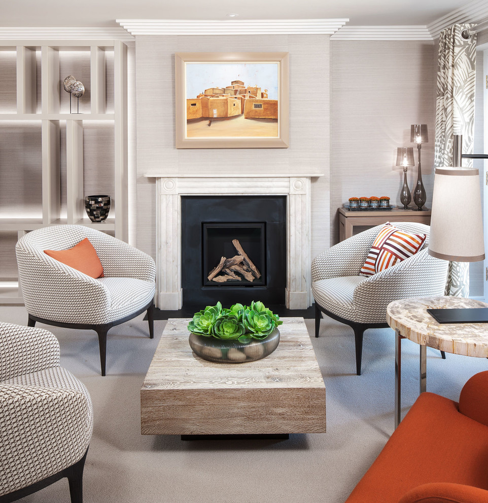 Пример оригинального дизайна: парадная гостиная комната в стиле неоклассика (современная классика) с серыми стенами, ковровым покрытием и стандартным камином