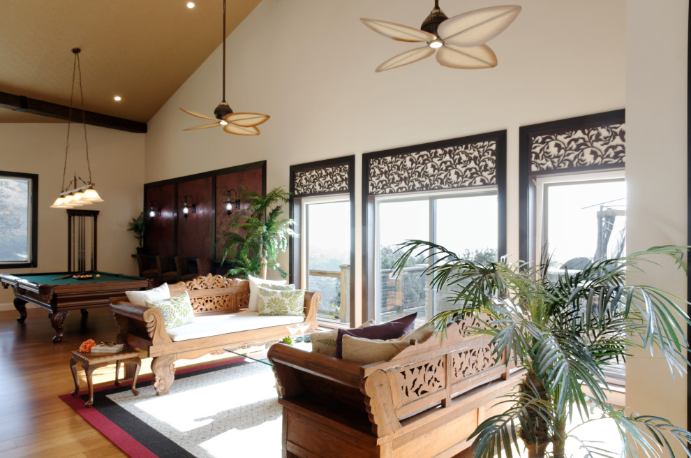 Источник вдохновения для домашнего уюта: огромная парадная, открытая гостиная комната в морском стиле с полом из бамбука и сводчатым потолком