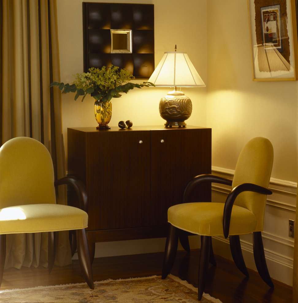 Aménagement d'un grand salon contemporain fermé avec une salle de réception, un mur beige et parquet foncé.