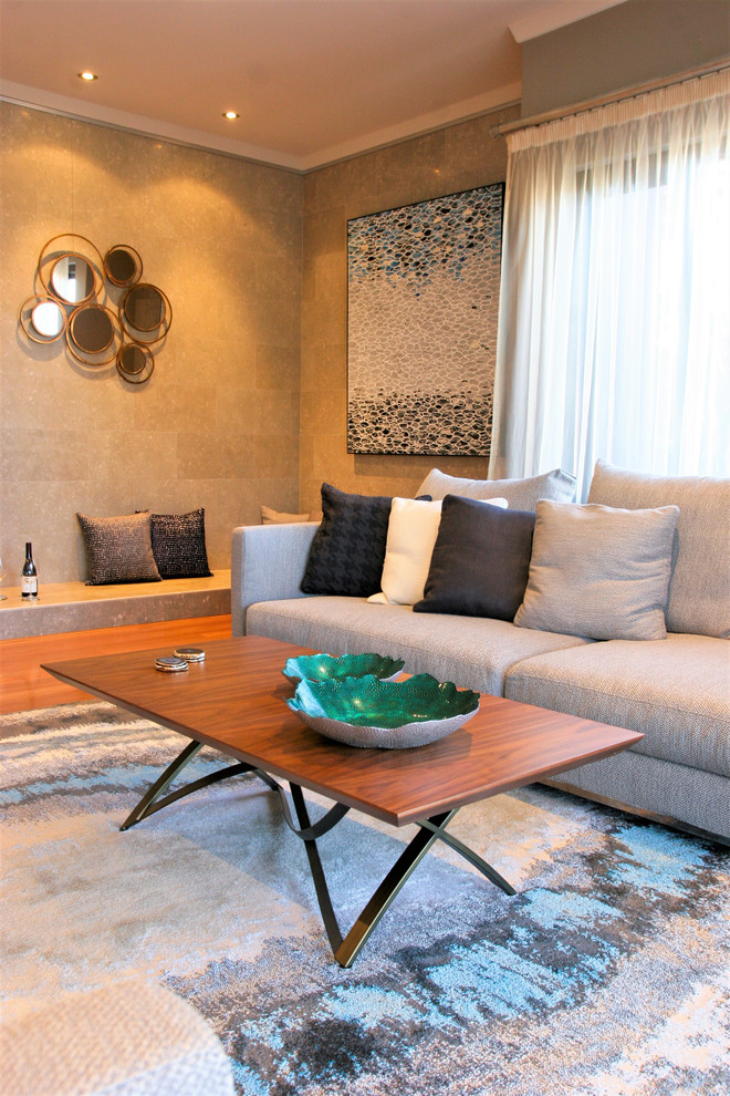 Großes, Repräsentatives, Fernseherloses, Offenes Modernes Wohnzimmer mit beiger Wandfarbe, braunem Holzboden, Kamin, Kaminumrandung aus Metall und rotem Boden in Perth