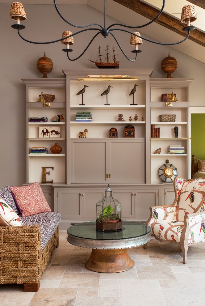 Immagine di un soggiorno chic di medie dimensioni con libreria, pareti beige, pavimento con piastrelle in ceramica, TV nascosta e pavimento beige