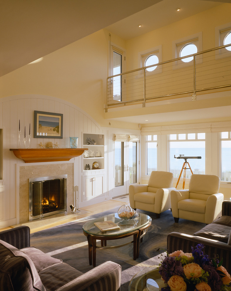 Идея дизайна: гостиная комната в классическом стиле с желтыми стенами, стандартным камином и коричневым диваном