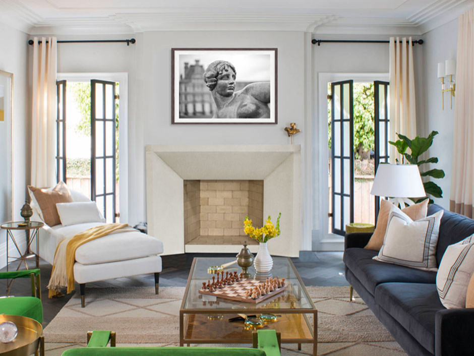 Пример оригинального дизайна: открытая гостиная комната среднего размера в современном стиле с белыми стенами, полом из керамогранита, стандартным камином, фасадом камина из камня, коричневым полом, многоуровневым потолком и панелями на стенах