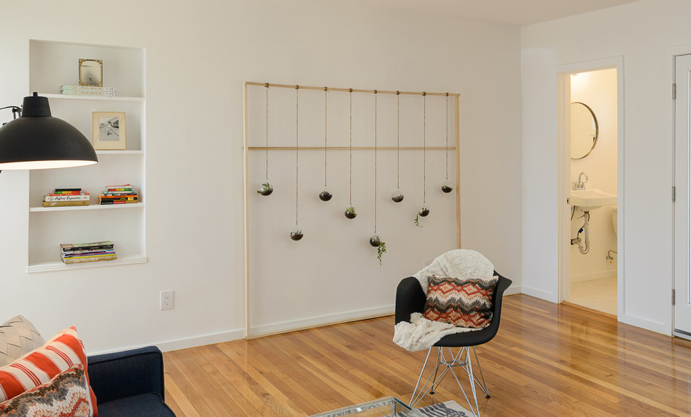 На фото: маленькая открытая гостиная комната в современном стиле с белыми стенами и светлым паркетным полом без камина, телевизора для на участке и в саду
