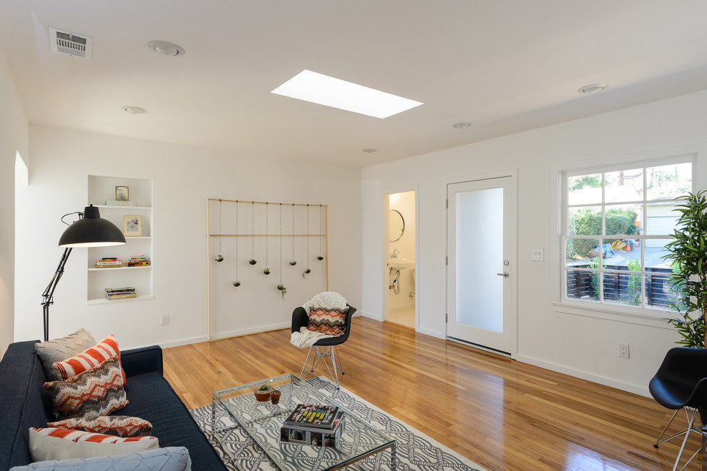Идея дизайна: маленькая открытая гостиная комната в современном стиле с белыми стенами и светлым паркетным полом без камина, телевизора для на участке и в саду