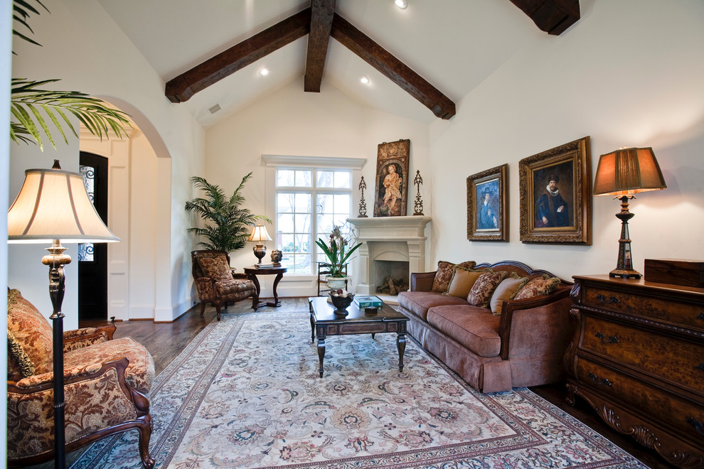 Mittelgroßes, Repräsentatives, Abgetrenntes Klassisches Wohnzimmer mit weißer Wandfarbe, dunklem Holzboden, Kamin und verputzter Kaminumrandung in Dallas
