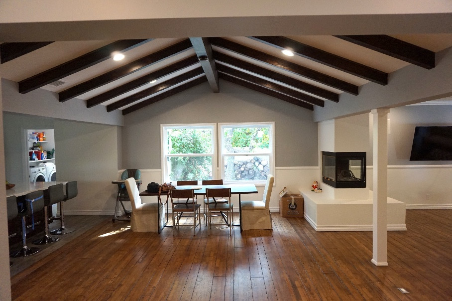 Immagine di un soggiorno classico aperto con sala formale, pareti grigie, pavimento in legno massello medio e pavimento marrone