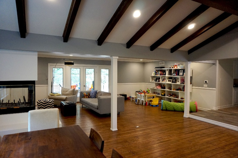 Идея дизайна: парадная, открытая гостиная комната в классическом стиле с серыми стенами, паркетным полом среднего тона и коричневым полом