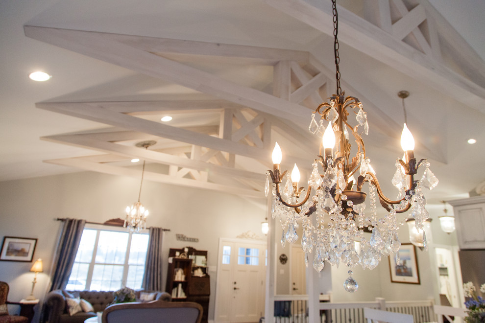 Ejemplo de salón romántico de tamaño medio sin chimenea con paredes blancas, suelo de madera clara y suelo multicolor
