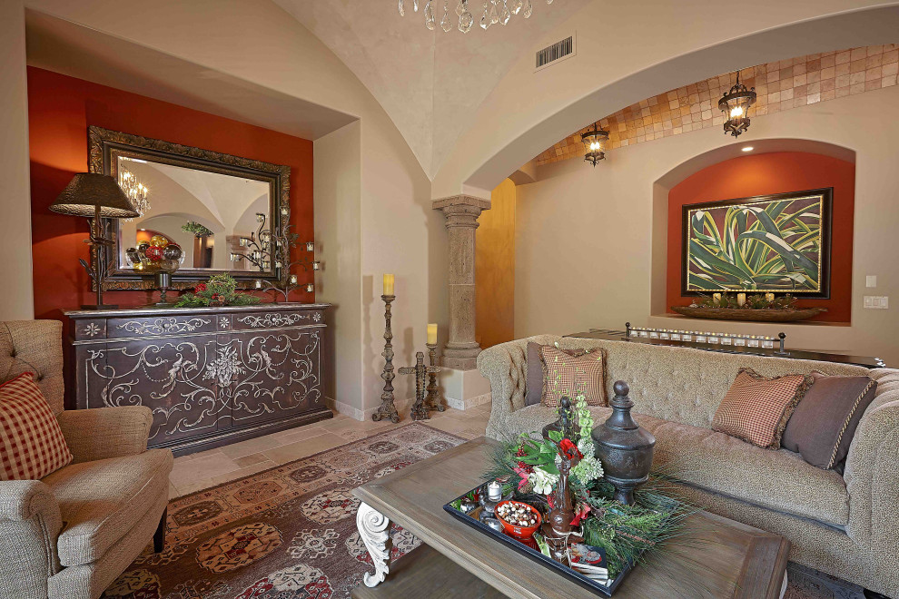 Esempio di un grande soggiorno mediterraneo con pareti beige, pavimento in travertino e pavimento beige