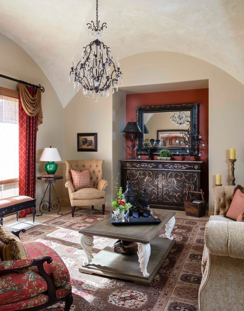 Mediterranes Wohnzimmer mit beiger Wandfarbe und Travertin in Phoenix