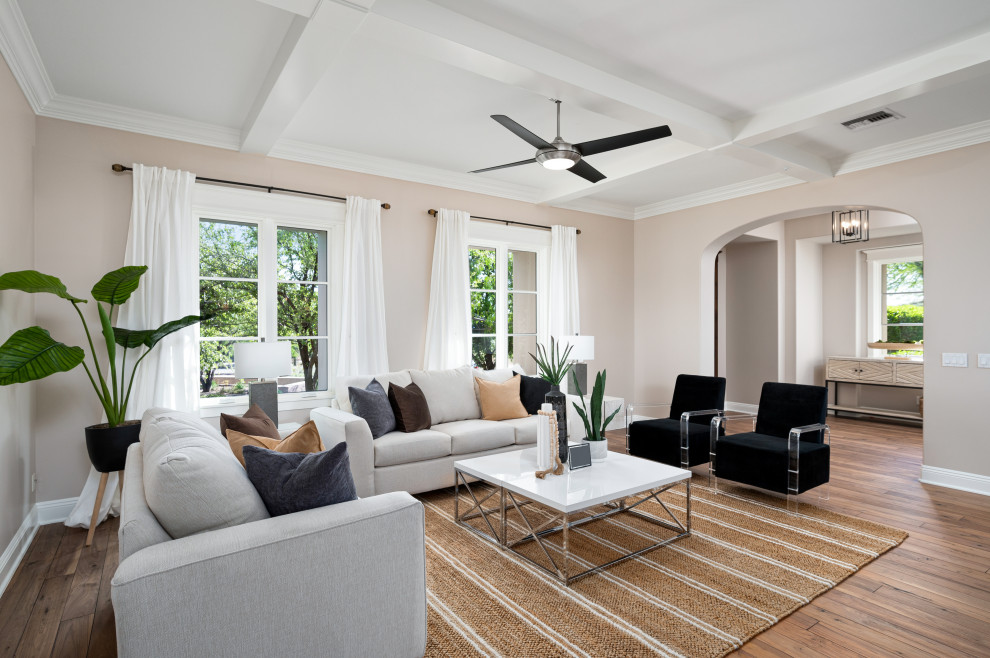 Immagine di un ampio soggiorno tradizionale aperto con pareti grigie, pavimento in legno massello medio e soffitto a cassettoni