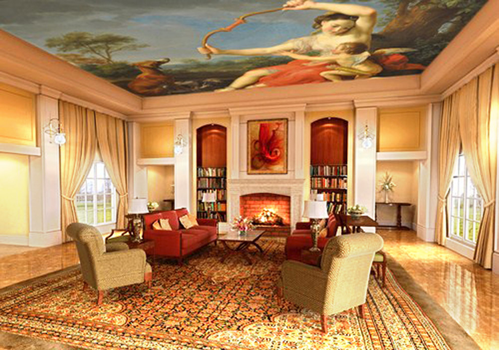 Aménagement d'un très grand salon classique fermé avec une salle de réception, un mur jaune, un sol en bois brun, une cheminée standard et un manteau de cheminée en plâtre.