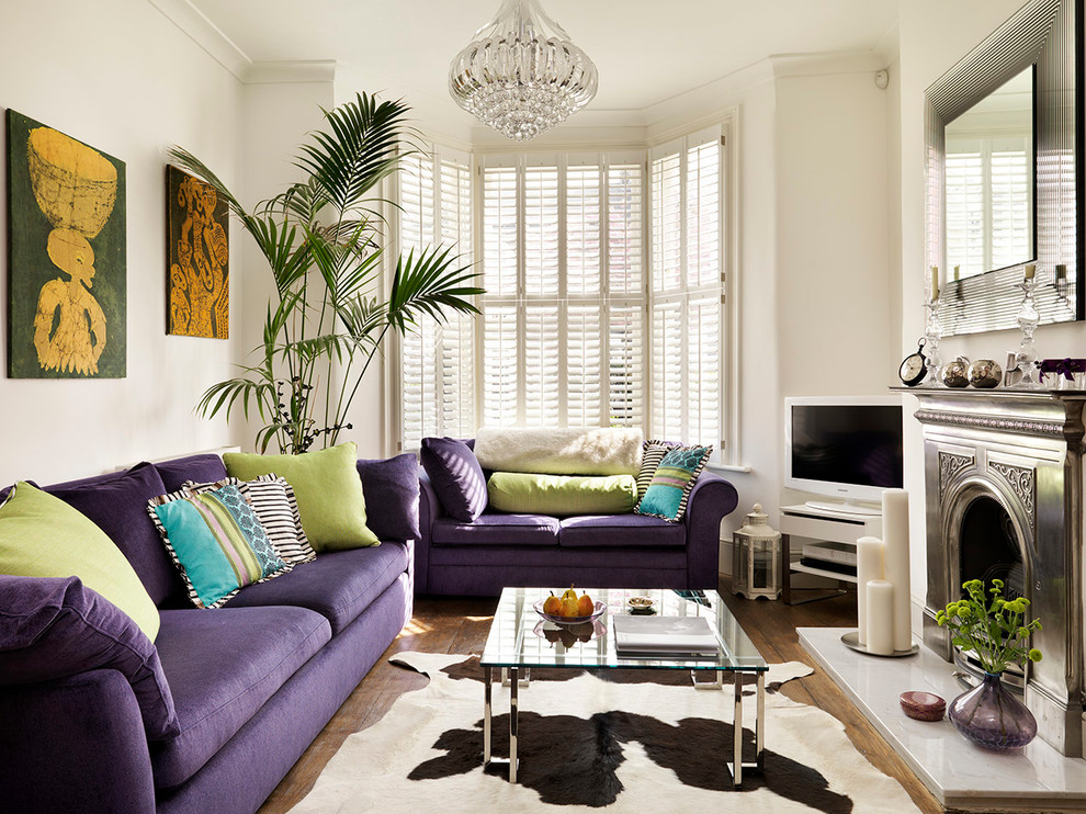 Repräsentatives, Abgetrenntes Klassisches Wohnzimmer mit weißer Wandfarbe, braunem Holzboden, Kamin, Kaminumrandung aus Metall und freistehendem TV in London