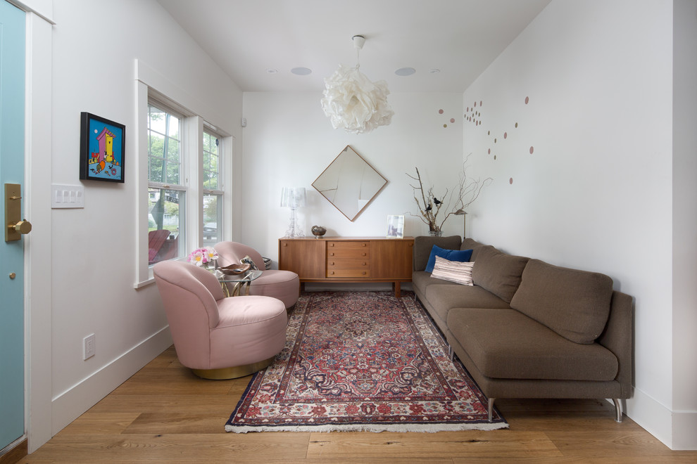 Foto di un piccolo soggiorno classico chiuso con pareti bianche, parquet chiaro, nessun camino, sala formale, nessuna TV e pavimento beige