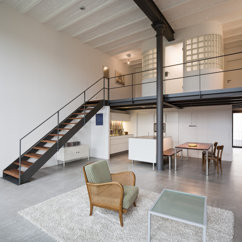 Стильный дизайн: открытая гостиная комната среднего размера в стиле лофт с белыми стенами - последний тренд