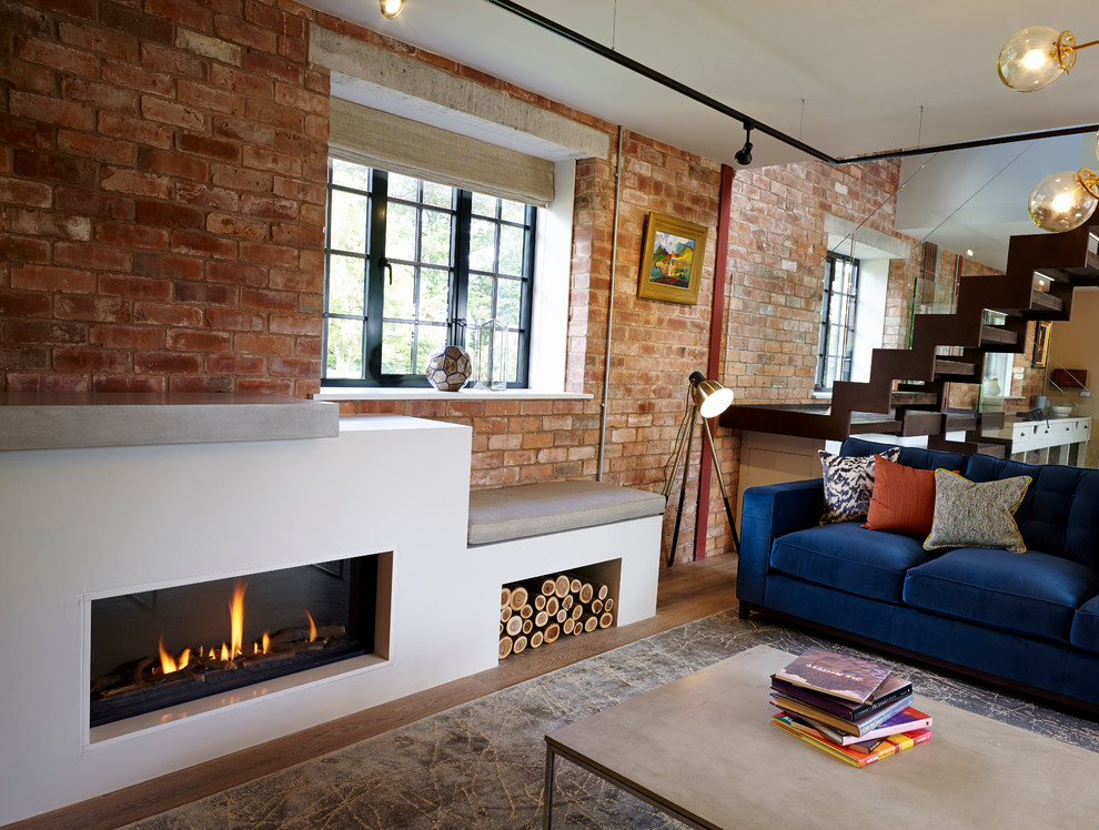 Cette photo montre un salon avec une cheminée d'angle, un manteau de cheminée en béton et un téléviseur fixé au mur.