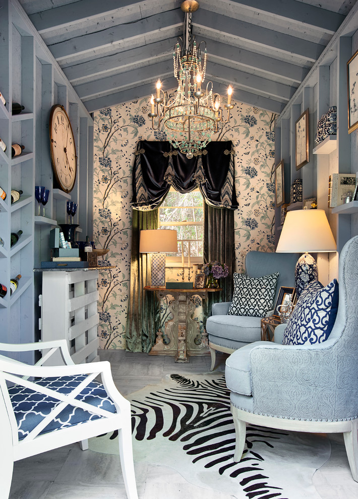 Immagine di un soggiorno bohémian con sala formale e pareti blu